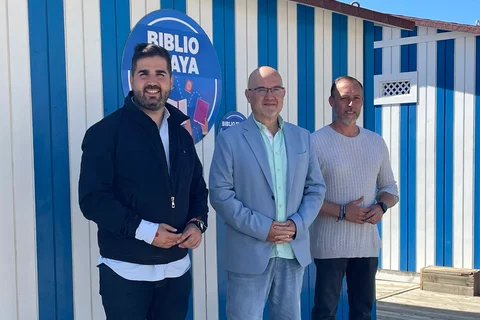 La Bioplaya de Torre del Mar duplica su zona de lectura ante la gran demanda de usuarios