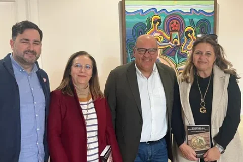 El alcalde de Vélez-Málaga recibe a Eva María García, jefa de Consumo de la Delegación en Málaga de la Junta de Andalucía