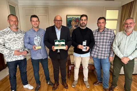 El alcalde de Vélez-Málaga recibe a recibe a la galardonada Pastelería Ramos premio Bandera de Andalucía 2024