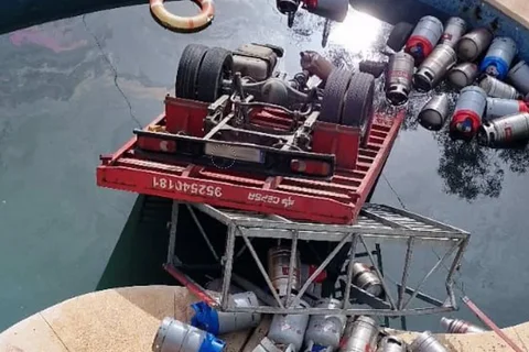 Un camión de bombonas de butano cae en una piscina en una urbanización en la calle Isla Cristina en Rincón de la Victoria