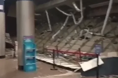 Desplomado parte del techo de los cines en el centro comercial de Rincón de la Victoria