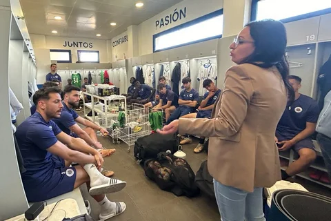 La Concejala de Deportes Rocío Ruiz se entrevista con la plantilla del Vélez C.F 