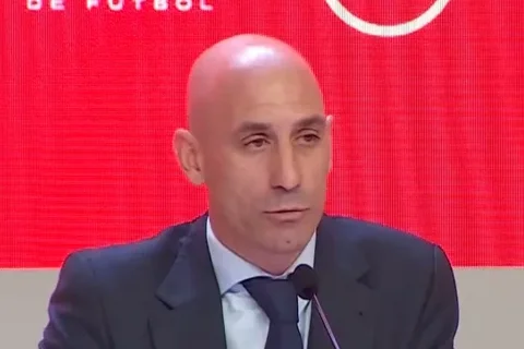 Un recibo evidencia que Luis Rubiales habría comprado un Porsche días antes de los registros, La factura se encontró junto a un Rolex y 7 móviles  