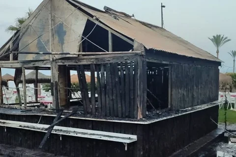 Totalmente calcinado un chiringuito en la Axarquía