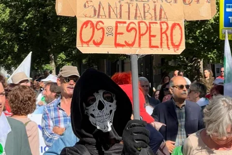 manifestacion por la defensa de la sanidad en Granada el 28 de octubre de 2023
