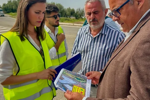 Firman el acta que dará lugar al inmediato inicio de las obras del camino de Torrox que vertebrará Vélez-Málaga y Caleta 