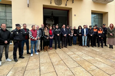 Vélez-Málaga guarda un minuto de silencio por la muerte de los guardias civiles en Barbate
