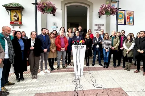 Vélez-Málaga condena desde la Tenencia de Alcaldía de Torre del Mar el asesinato machista con un emotivo minuto de silencio