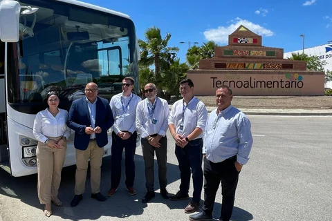 Vélez-Málaga presenta nueva línea de autobús que conecta el parque con El Trapiche y Triana