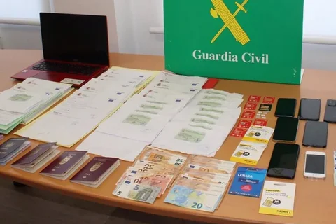 Detenidos en Vélez-Málaga por una ciberestafa; entre las víctimas se encuentra una asociación de mujeres afectadas por cáncer de mama