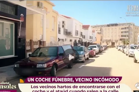 Polémica en Vélez-Málaga: 'El Coche Fúnebre que Desata la Indignación de los Vecinos Llega a la Televisión Nacional'