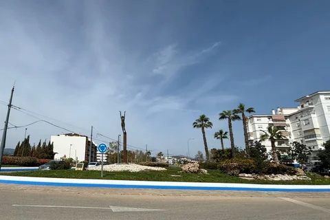 Vélez-Málaga adapta en sus calles el azul y blanco de Torre del Mar