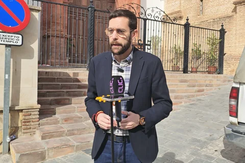 El PSOE acusa a Lupiáñez de dejar en el olvido el galardón cofrade y hacer un vídeo promocional de Semana Santa donde el protagonista es el alcalde