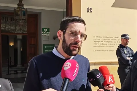 Víctor González acusa al alcalde de Vélez-Málaga de 'enchufismo y amiguismo'