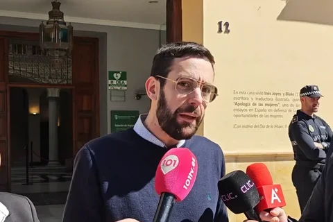 El PSOE exige al alcalde que vuelva a activar las tarjetas monedero en el municipio de Vélez-Málaga