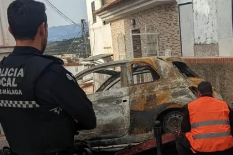 Los vecinos del Barrio de la Villa en Vélez-Málaga exigen acción para restaurar los daños tras el incendio de un coche en Calle San Lucas