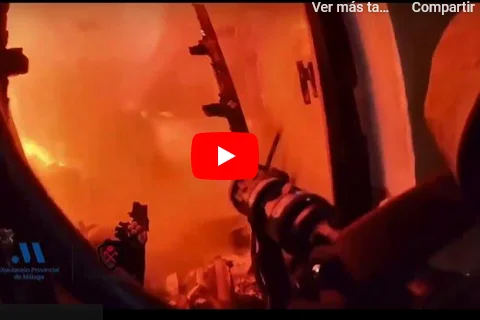 Un incendio la pasada noche de Jueves Santo en Estepona deja un local de almacenaje totalmente calcinado
