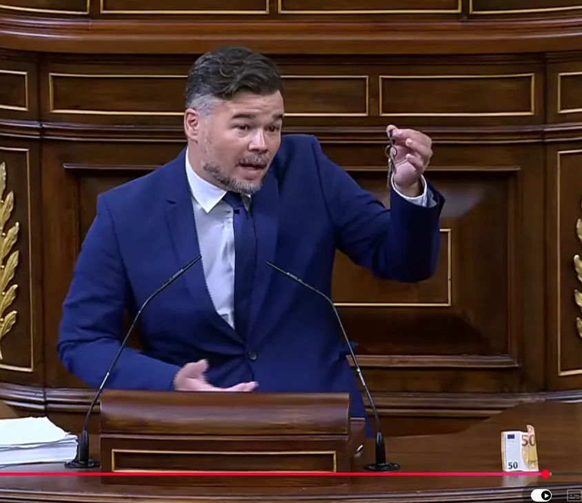 Gabriel Rufián saca billete de 50 Euros y llaves decreto vivienda Maricarmen