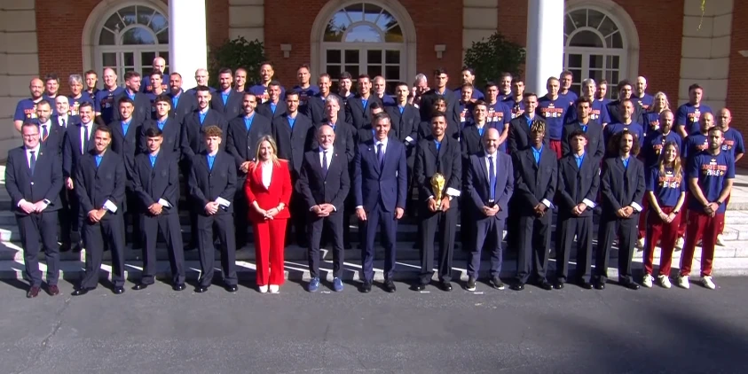 Pedro Sánchez hace rabiar a feijóo con la selección española en Moncloa tras ganar el Muindial